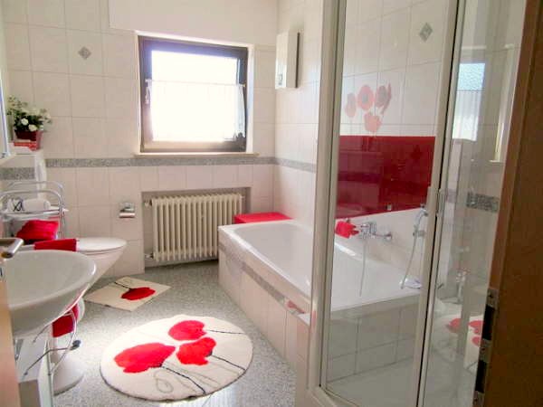 Badezimmer mit Dusche, Badewanne und Waschbecken