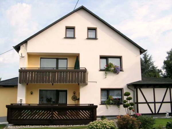 Balkon mit Tisch und Stühlen