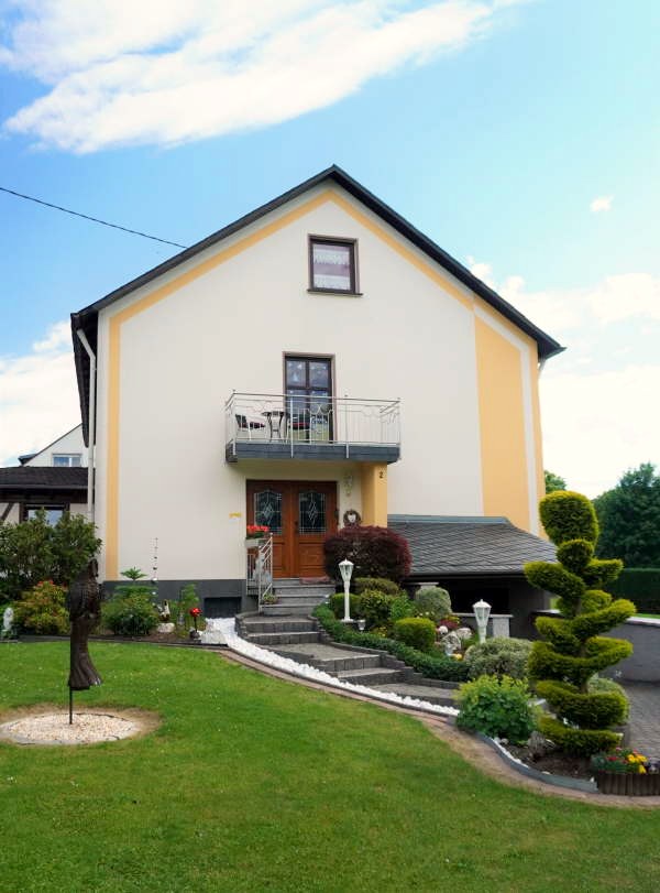Das Wohnhaus der Ferienwohnung Bohr mit Balkon und gepflegtem Vorgarten