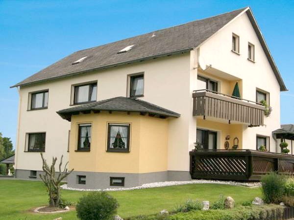 Das Haus mit Vorgarten und Zufahrt