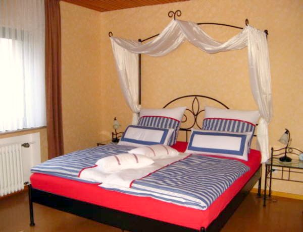 Schlafzimmer mit Doppelbett und Kleiderschrank