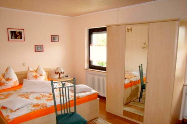 Schlafzimmer mit Doppelbett und großem Kleiderschrank