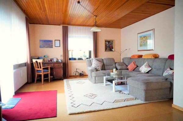 Blick durch das Wohnzimmer zum Balkon