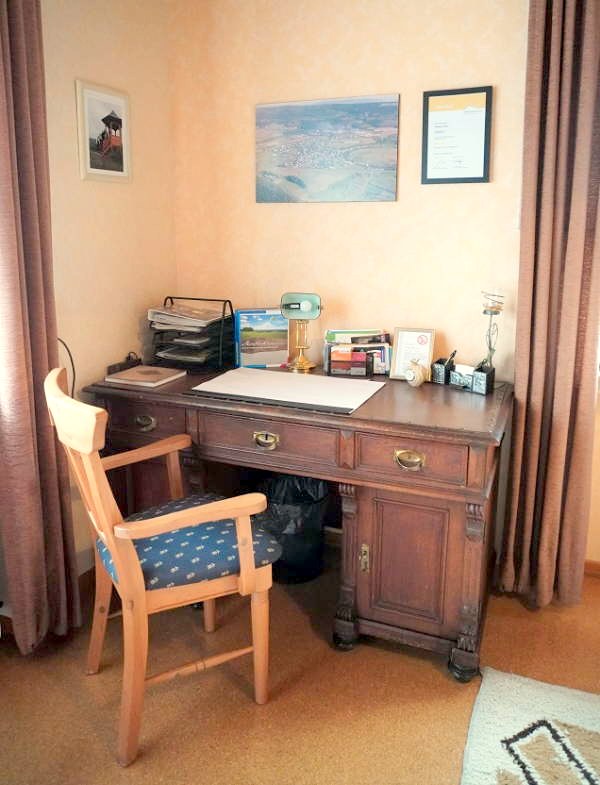 Wohnzimmer mit Blick auf die Sitzgruppe